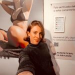 Laura Esquivel Instagram – ni bien entré a la muestra, me acuerdo que giré a la derecha y ahí estaba mi foto.. junto a muchas otras fotos de hermosas mujeres. me emocioné. me dolió. pero también sentí una relajación hermosa. porque me pone feliz que @dove se comprometa a acompañarnos visibilizando el hate.. y así llegar más lejos con el mensaje 💪🏻✨ 
y lo más importante… que vos tampoco te sientas sola 💫

podés visitar la muestra hasta el Jueves 18 de Abril. es en Fundación Cazadores (Villarroel 1438, CABA) 💙

de las cosas que más me gustaron de la muestra, es que debajo de la pantalla con comentarios negativos, hay un QR para que puedas dejar tu comentario positivo 🥹🫶🏻! hermosa manera de seguir generando un cambio!

#enfrentemoslairritacion