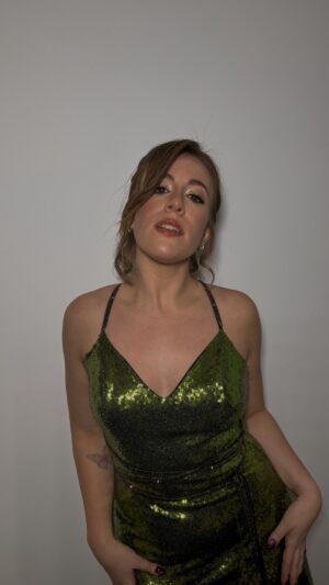 Laura Esquivel Instagram - yendo @premiosgardel 

vestido @pupetete 
makeup @nadiaadadmkp 
pelo @agustinazuran 

💚