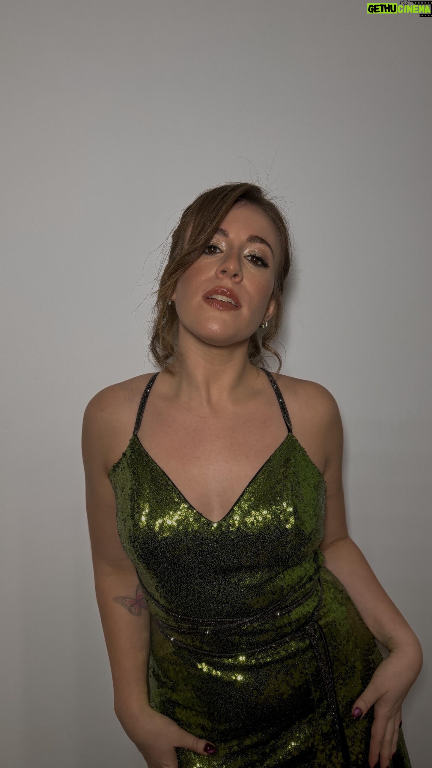 Laura Esquivel - 13.4K Likes - yendo @premiosgardel
vestido @pupetete
makeup @nadiaadadmkp
pelo @agustinazuran
💚