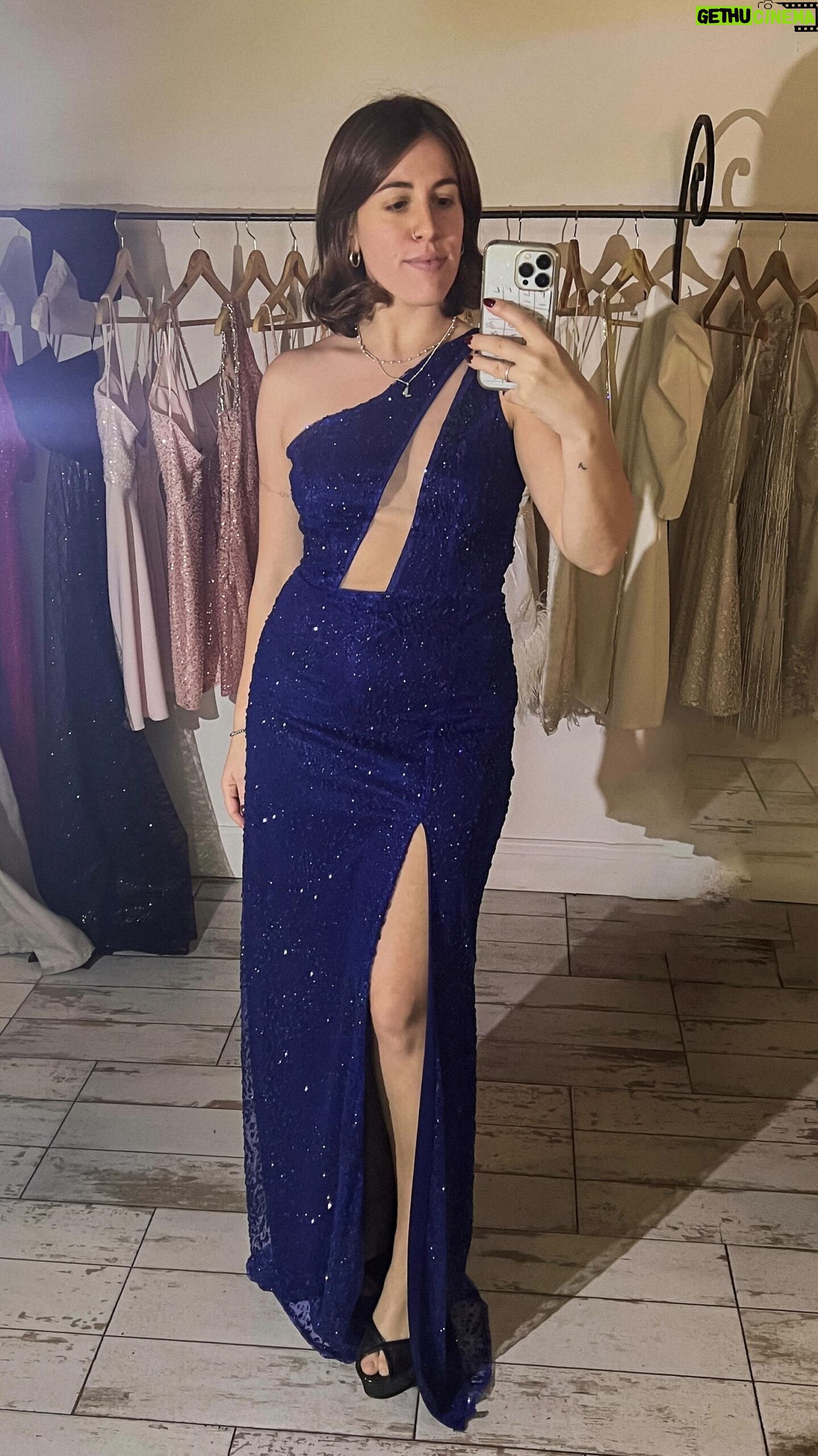 Laura Esquivel Instagram - mañana son los @premiosgardel y estoy super emocionada de poder ser parte de la ceremonia más importante de la música argentina!! 🥹🫶🏻 me hice una escapadita a lo de mis amigos de @pupetete para elegir un vestido 💫 siento que el que elegimos (que no es ninguno de los que están en el video) es mi personalidad.. pero con brillos 🤭🙃 que ganasssss de que sea mañanaaaaa…. ✨✨✨✨✨✨✨✨✨ no estoy nominada, pero para mi es super importante poder estar y disfrutar de éste evento TAN importante 🎵