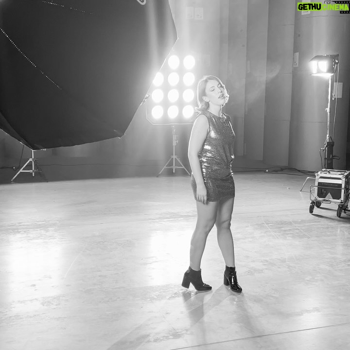Laura Esquivel Instagram - ayer se filmó nuevo videoclip… que se viene MUY pronto.. de que piensan que va el nuevo tema? 🤔 mientras tanto ya saben que pueden escuchar mi música en todas las plataformas digitales y en mi canal de Youtube (link en Bio) 🫶🏻✨