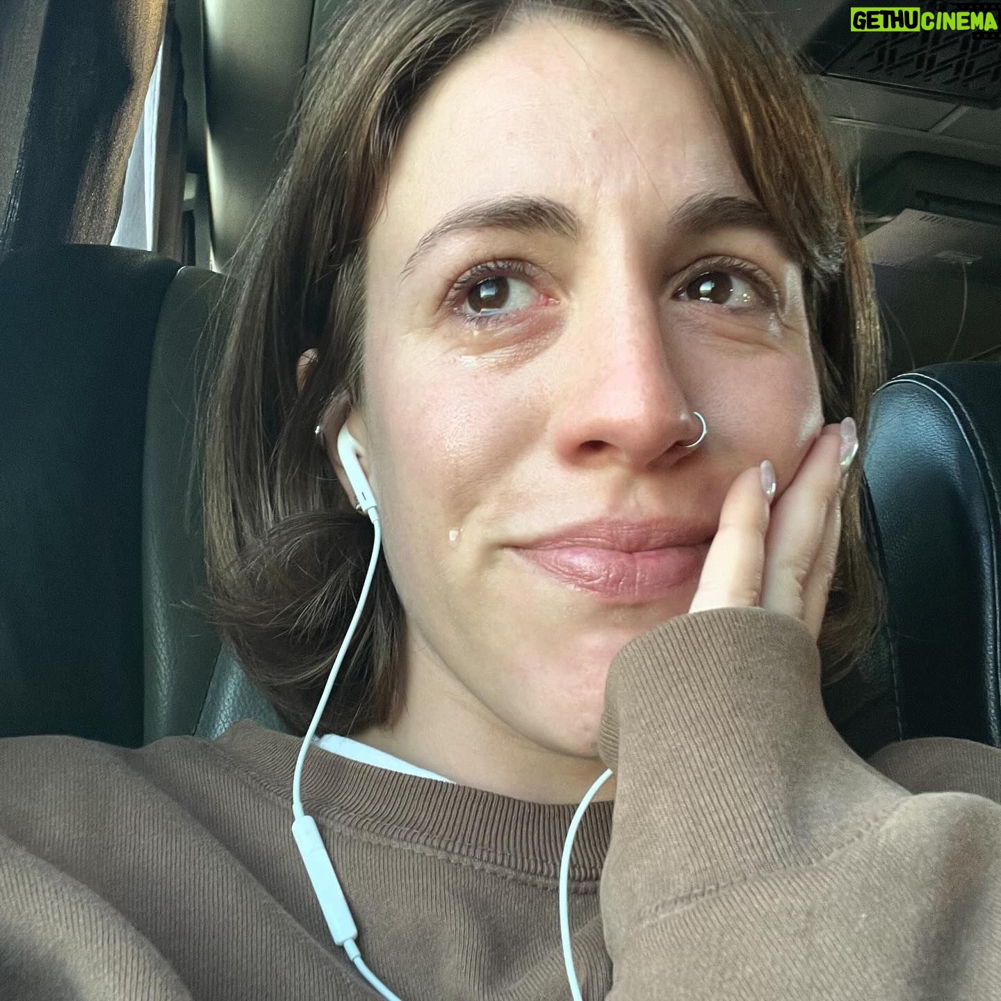 Laura Esquivel Instagram - mi carrete ésta semana 📸🎥🎵 se grabó nuevo videoclip! en Mar del Plata 🌊🫶🏻 tengo mucha emoción y ganas de que ya escuchen este nuevo material en el que trabajé tanto 🥲💫 quiero agradecerte a vos, que me conoces desde tu infancia, y te gusta lo que hago.. y apoyas mi proyecto.. que al final de todo, ES PARA VOS 🖤 CREO en mi proyecto de música independiente.. para ser lo mas genuina posible al mensaje que te quiero comunicar. y no ser una marioneta de las decisiones que podrían llegar a tomar otrxs 💪🏻 nunca me sentí tan “yo”.. tan “Laura” como en este año. soy libre. no me ato a nadie. dejo mi creatividad volar.. y lo materializo para llegar hasta vos ✨ te deseo que nunca te digan QUIÉN tenés que ser! 💫💫💫