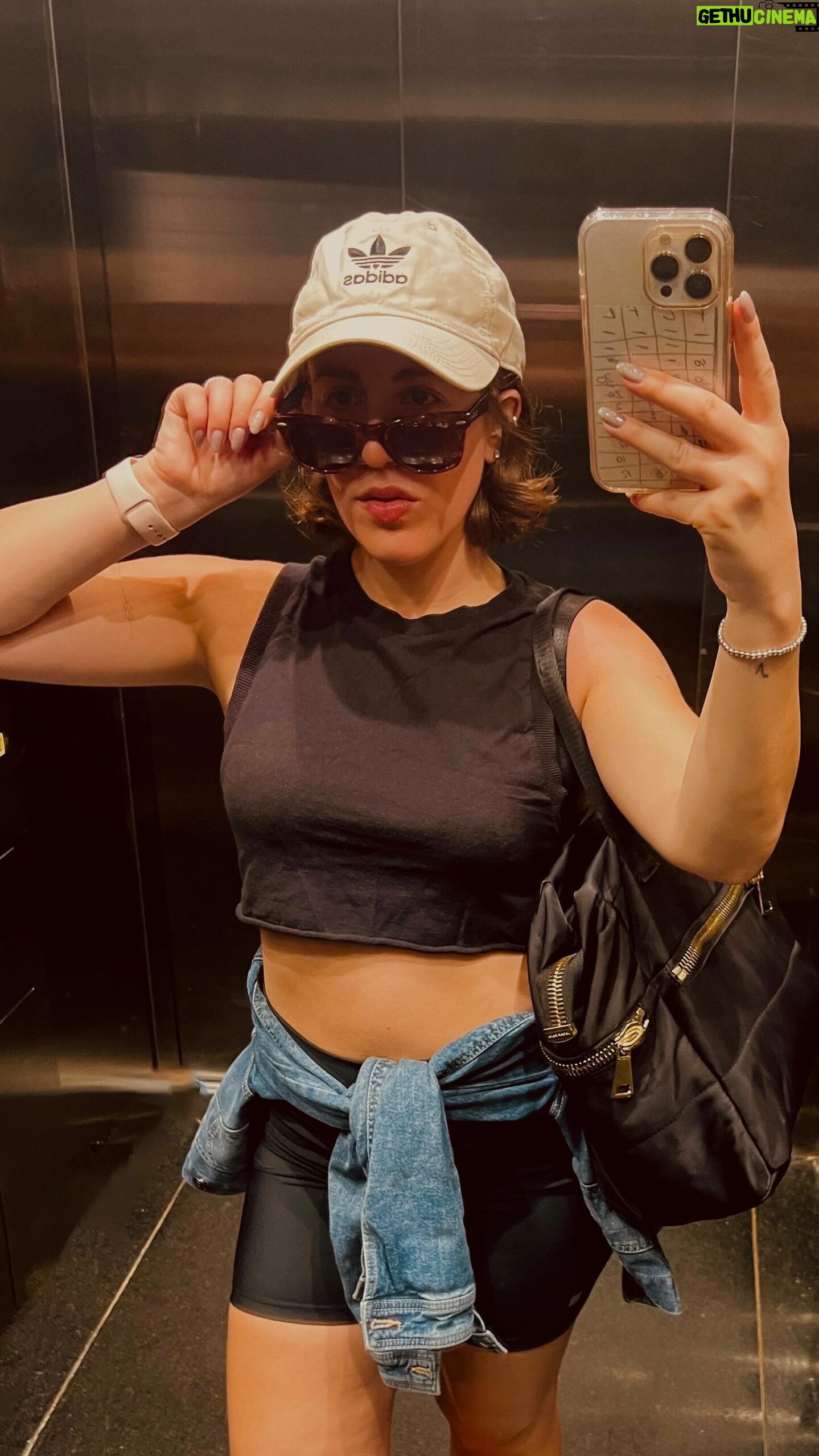 Laura Esquivel Instagram - en una semanita se estrena YA NO ME DUELE 📞❤️🩹