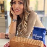 Laura Figueiredo Instagram - Já cheira a Natal! 🎅🏼🥰Cá em casa já estamos em preparativos e aceitei o desafio da @nacionalmarca para partilhar uma receita tradicional de um bolinho de nozes e gengibre à minha maneira perfeito para esta época. Gostam de fazer bolos? Vamos a isso! 😋 Os ingredientes 150 g de Farinha para Bolos Nacional ⭐300 g de açúcar ⭐200 g de manteiga amolecida ⭐200 g de miolo de nozes moído ⭐6 Ovos ⭐2 colheres de sopa de gengibre em pó ⭐Frutos secos e frutas cristalizadas para decorar, caso gostem Agora é hora de pôr a mão na massa 👩🏼‍🍳 👉🏻Ligar o forno a 180 °C, untar uma forma com manteiga e polvilhá-la com farinha. Numa taça, bater muito bem a manteiga amolecida com o açúcar até ficar um creme liso. 👉🏻Adicionar os ovos, um a um, batendo entre cada adição. Juntar a farinha e o gengibre e envolver tudo muito bem. Adicionar as nozes moídas e misturar bem. 👉🏻Deitar a mistura na forma e levar ao forno durante 45 minutos. Verificar a cozedura com um palito e retirar. 👉🏻Desenformar e deixar arrefecer totalmente. 👉🏻Servir decorado com frutos secos e frutas cristalizadas, se gostarem. Deixem aqui nas mensagens qual o vosso bolo favorito para usarem a farinha Nacional especial para bolos! Feliz Natal 🙏🏼🎅🏼❤️ #natalnacional