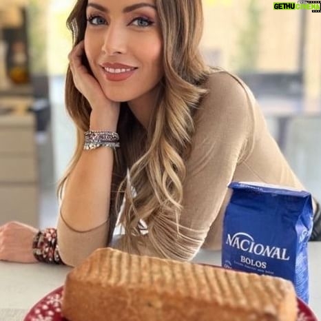 Laura Figueiredo Instagram - Já cheira a Natal! 🎅🏼🥰Cá em casa já estamos em preparativos e aceitei o desafio da @nacionalmarca para partilhar uma receita tradicional de um bolinho de nozes e gengibre à minha maneira perfeito para esta época. Gostam de fazer bolos? Vamos a isso! 😋 Os ingredientes 150 g de Farinha para Bolos Nacional ⭐300 g de açúcar ⭐200 g de manteiga amolecida ⭐200 g de miolo de nozes moído ⭐6 Ovos ⭐2 colheres de sopa de gengibre em pó ⭐Frutos secos e frutas cristalizadas para decorar, caso gostem Agora é hora de pôr a mão na massa 👩🏼🍳 👉🏻Ligar o forno a 180 °C, untar uma forma com manteiga e polvilhá-la com farinha. Numa taça, bater muito bem a manteiga amolecida com o açúcar até ficar um creme liso. 👉🏻Adicionar os ovos, um a um, batendo entre cada adição. Juntar a farinha e o gengibre e envolver tudo muito bem. Adicionar as nozes moídas e misturar bem. 👉🏻Deitar a mistura na forma e levar ao forno durante 45 minutos. Verificar a cozedura com um palito e retirar. 👉🏻Desenformar e deixar arrefecer totalmente. 👉🏻Servir decorado com frutos secos e frutas cristalizadas, se gostarem. Deixem aqui nas mensagens qual o vosso bolo favorito para usarem a farinha Nacional especial para bolos! Feliz Natal 🙏🏼🎅🏼❤️ #natalnacional