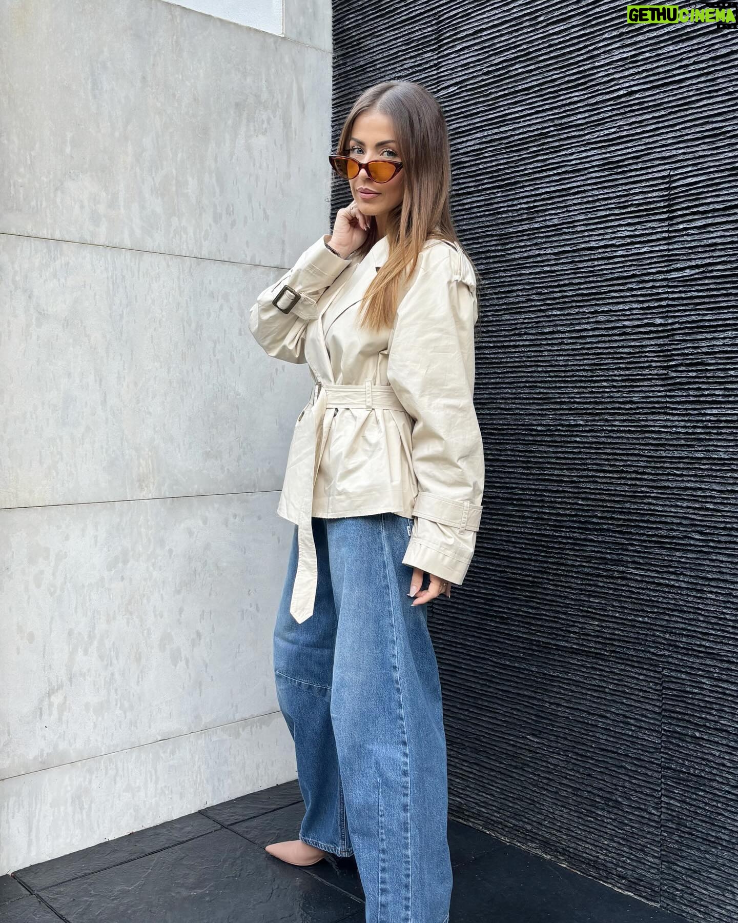 Laura Figueiredo Instagram - Aquele look que nunca falha: trench e denim 🌷