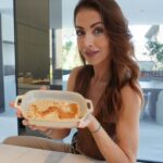 Laura Figueiredo Instagram - Tenho nova receita e desta vez de umas papas bem cremosas de aveia, pêra e manteiga de amendoim 😋🍐🥜 Quem resiste? O Gabi anda a deliciar-te com este lanche bem saboroso, mas não é único! Com este tempo mais fresco estas papas quentinhas são perfeitas para nos sentirmos mais em casa ♥️ Vejam o vídeo, inspirem-se e bom apetite! 🤤🥰😉