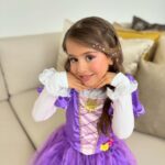 Laura Figueiredo Instagram - Estou rendida a esta rapunzel morena 👸🏻 mas agora a barbie patinadora veio dividir o meu coração 😍🩷 Mãe sofre 😂 ⛸️ Vocês conseguem escolher uma favorita?