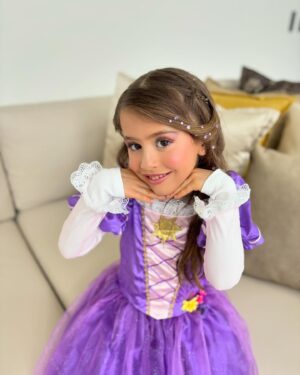 Laura Figueiredo Instagram - Estou rendida a esta rapunzel morena 👸🏻 mas agora a barbie patinadora veio dividir o meu coração 😍🩷
Mãe sofre 😂 ⛸️
Vocês conseguem escolher uma favorita?