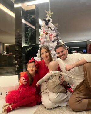 Laura Figueiredo Instagram - Feliz Natal!
🎄🎁 🎁