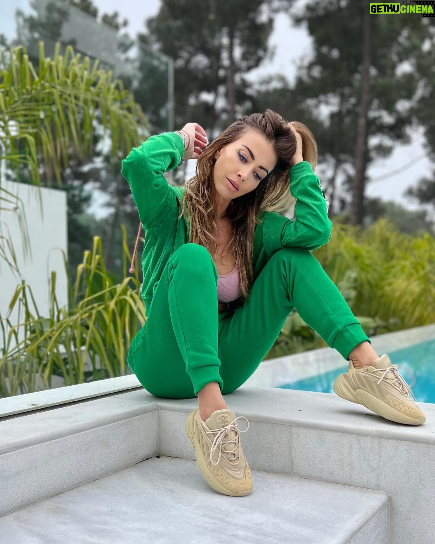 Laura Figueiredo Instagram - Só porque estou a amar este verde e apesar de cantor o meu namorado já tira umas belas fotografias 🎙️📸 @adidasoriginals @mickaelcarreira