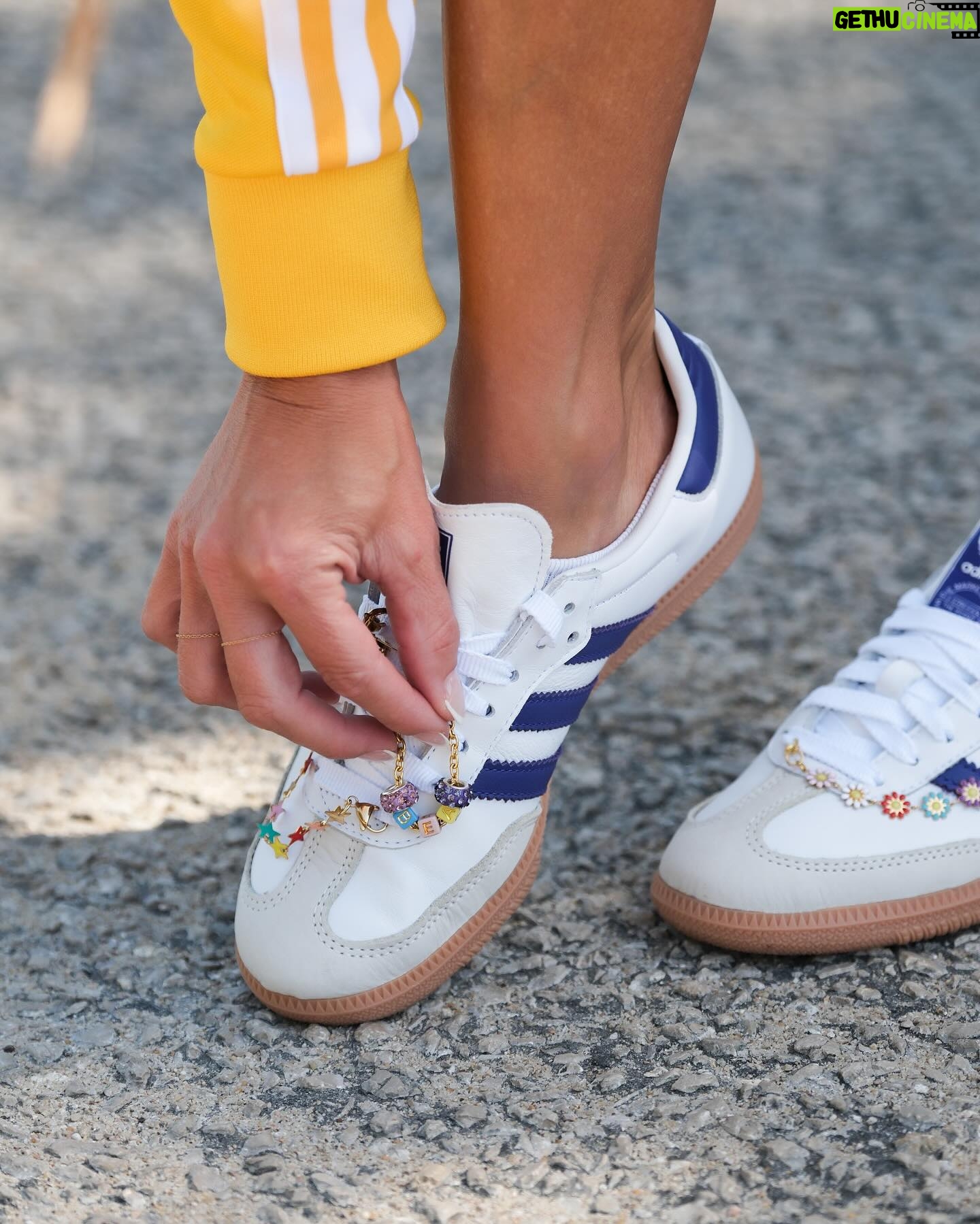 Laura Figueiredo Instagram - Chega o tempo quente e a disposição é logo outra! 🌞Com este look @adidasoriginals e os meus Sambas personalizados estou pronta para receber o verão 😍👟🌈