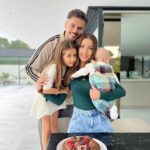 Laura Figueiredo Instagram - 36 foi um daqueles anos cheio de significado. No ano passado precisei ir até junto ao mar, sentir o cheiro, lembro-me de ter fechado os olhos e agradeci por tudo que a vida me tinha dado até ali. Perdi o meu pai com 18 aos 36 chegava o ano em que vivera tantos anos com ele, como sem ele. Perdi o meu irmão com 36 anos, com tanto por viver, e eu tinha chegado ali, que direito tinha eu de estar ali… Tinha a minha Bea, com quem tanto tinha sonhado e apesar de já estar grávida do Gabriel ainda não sabia, mas dentro de mim junto do mar com o vento frio e o sol da manhã no rosto algo me fez sentir que tudo estava bem, que estava no caminho certo para ser feliz. O meu sonho desde cedo foi construir a minha família. Hoje, ao chegar aos 37 olho para eles e finalmente me sinto completa, de volta à casa que tanto mudou nos meus 18. Hoje somos 4 tal como éramos, apesar de ter mais dois irmãos, cresci a ser uma família de quatro e cresci tão feliz. Continuo a sonhar fazer mais e melhor pessoal e profissionalmente, continuo a menina que sonha ser feliz para sempre, como nos contos… Que a vida continue generosa e que o caminho continue a permitir-me apreciar o que tenho em vez do que perdi, as saudades fizeram-me amar mais a cada dia, não perder um bom dia, nem um amo-te, nem tantos pequenos nadas tão cheios de tudo. Obrigada vida, vamos a mais uma volta 🌟