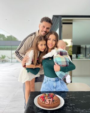 Laura Figueiredo Instagram - 36 foi um daqueles anos cheio de significado.
No ano passado precisei ir até junto ao mar, sentir o cheiro, lembro-me de ter fechado os olhos e agradeci por tudo que a vida me tinha dado até ali.
Perdi o meu pai com 18 aos 36 chegava o ano em que vivera tantos anos com ele, como sem ele. Perdi o meu irmão com 36 anos, com tanto por viver, e eu tinha chegado ali, que direito tinha eu de estar ali…
Tinha a minha Bea, com quem tanto tinha sonhado e apesar de já estar grávida do Gabriel ainda não sabia, mas dentro de mim junto do mar com o vento frio e o sol da manhã no rosto algo me fez sentir que tudo estava bem, que estava no caminho certo para ser feliz.
O meu sonho desde cedo foi construir a minha família. Hoje, ao chegar aos 37 olho 
para eles e finalmente me sinto completa, de volta à casa que tanto mudou nos meus 18. Hoje somos 4 tal como éramos, apesar de ter mais dois irmãos, cresci a ser uma família de quatro e cresci tão feliz.
Continuo a sonhar fazer mais e melhor pessoal e profissionalmente, continuo a menina que sonha ser feliz para sempre, como nos contos…
Que a vida continue generosa e que o caminho continue a permitir-me apreciar o que tenho em vez do que perdi, as saudades fizeram-me amar mais a cada dia, não perder um bom dia, nem um amo-te, nem tantos pequenos nadas tão cheios de tudo.
Obrigada vida, vamos a mais uma volta 🌟