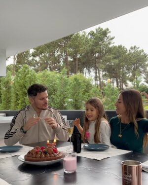 Laura Figueiredo Instagram - 36 foi um daqueles anos cheio de significado.
No ano passado precisei ir até junto ao mar, sentir o cheiro, lembro-me de ter fechado os olhos e agradeci por tudo que a vida me tinha dado até ali.
Perdi o meu pai com 18 aos 36 chegava o ano em que vivera tantos anos com ele, como sem ele. Perdi o meu irmão com 36 anos, com tanto por viver, e eu tinha chegado ali, que direito tinha eu de estar ali…
Tinha a minha Bea, com quem tanto tinha sonhado e apesar de já estar grávida do Gabriel ainda não sabia, mas dentro de mim junto do mar com o vento frio e o sol da manhã no rosto algo me fez sentir que tudo estava bem, que estava no caminho certo para ser feliz.
O meu sonho desde cedo foi construir a minha família. Hoje, ao chegar aos 37 olho 
para eles e finalmente me sinto completa, de volta à casa que tanto mudou nos meus 18. Hoje somos 4 tal como éramos, apesar de ter mais dois irmãos, cresci a ser uma família de quatro e cresci tão feliz.
Continuo a sonhar fazer mais e melhor pessoal e profissionalmente, continuo a menina que sonha ser feliz para sempre, como nos contos…
Que a vida continue generosa e que o caminho continue a permitir-me apreciar o que tenho em vez do que perdi, as saudades fizeram-me amar mais a cada dia, não perder um bom dia, nem um amo-te, nem tantos pequenos nadas tão cheios de tudo.
Obrigada vida, vamos a mais uma volta 🌟