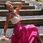 Laura Figueiredo Instagram - Chamei o verão para nós!!! Aproveitem um fim‑de‑semana cheio de calor, cor e muito amor! 🌈💖 ps- todo o look é da @caweclothing_official acessórios também 😘