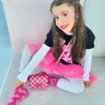 Laura Figueiredo Instagram - Estou rendida a esta rapunzel morena 👸🏻 mas agora a barbie patinadora veio dividir o meu coração 😍🩷 Mãe sofre 😂 ⛸️ Vocês conseguem escolher uma favorita?