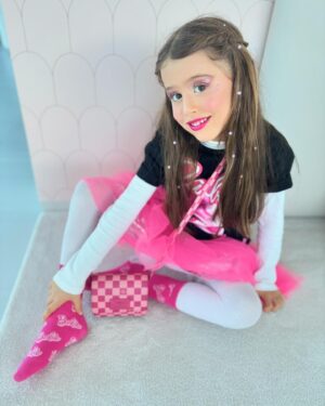 Laura Figueiredo Instagram - Estou rendida a esta rapunzel morena 👸🏻 mas agora a barbie patinadora veio dividir o meu coração 😍🩷
Mãe sofre 😂 ⛸️
Vocês conseguem escolher uma favorita?
