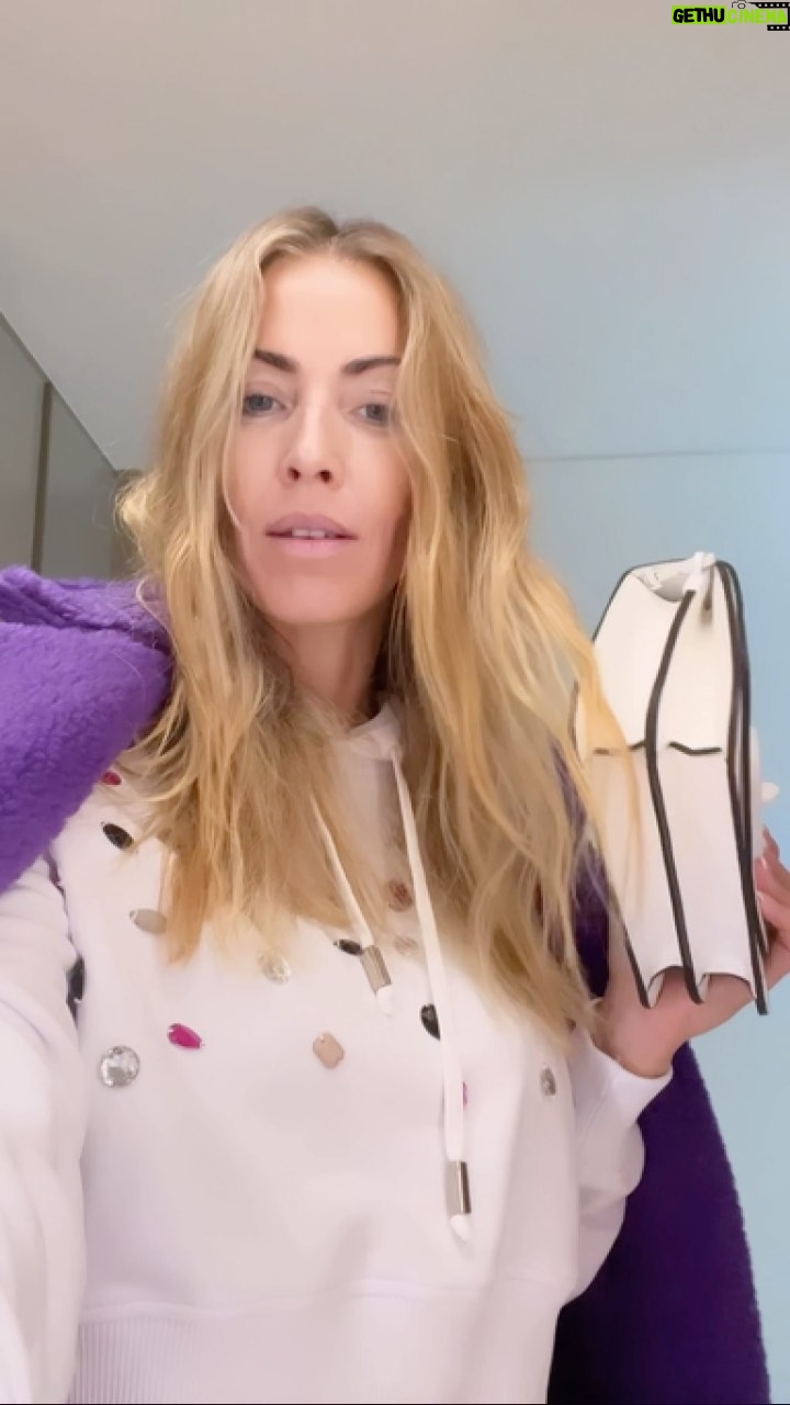 Laura Figueiredo Instagram - A preparar a mala de fim-de-semana com vários looks mas apenas um casaco em comum. Curiosas? Digam-me o que acharam das minhas sugestões 💛💜💖 @jijilcollection & @aldo_shoes 💼