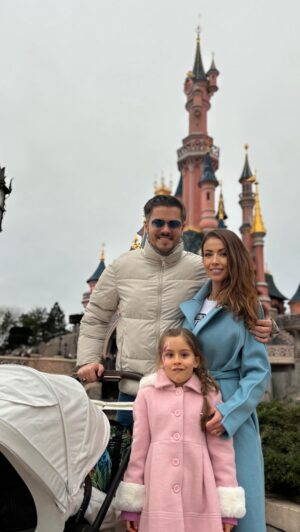 Laura Figueiredo Instagram - Sou fã da @disneylandparis desde sempre, viver estes dias com a minha família, ver a alegria da Bea e os sorrisos curiosos do Gabi foi mágico e vou recordar para sempre estes momentos 🩷🩵🪄 “Se podes sonhá-lo, podes fazê-lo”