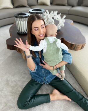 Laura Figueiredo Instagram - 5 meses de ti meu amorzinho bom 🥰
Escolheste um dia diferente do previsto para chegar às nossas vidas, dizem que o significado  do teu nome é “o mensageiro de Deus”. O teu olhar doce e jeito sereno fazem-nos sentir em paz e acredito que tragas uma mensagem de esperança e amor para todos nós!
És muito amado, meu bebé 🩵