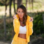 Laura Figueiredo Instagram - Chega o tempo quente e a disposição é logo outra! 🌞Com este look @adidasoriginals e os meus Sambas personalizados estou pronta para receber o verão 😍👟🌈