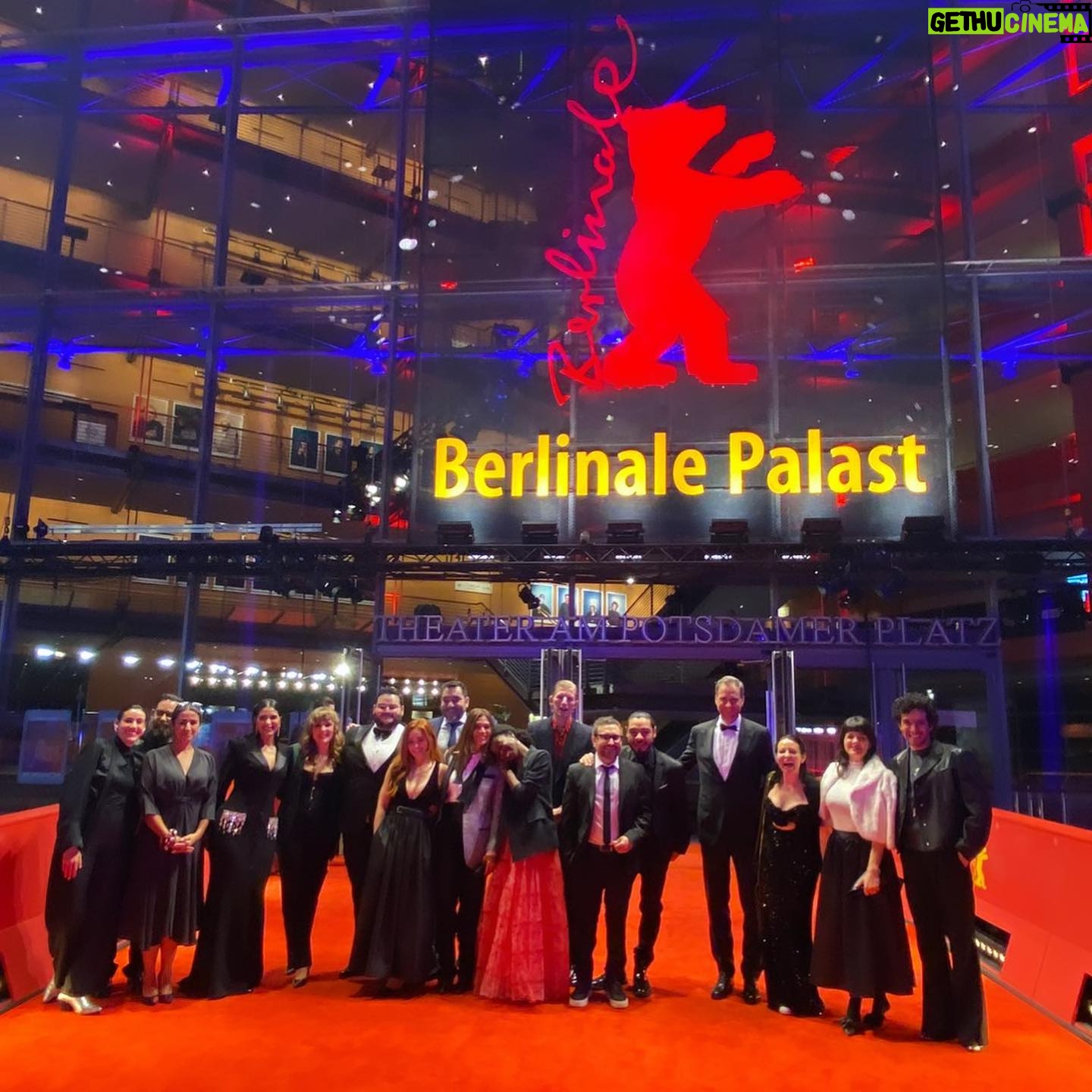 Laura Gómez Instagram - #LaCocina is a beautiful ensemble piece, brilliantly crafted by our visionary director #AlonsoRuizpalacios, who conducted his actors & entire creative team as instruments to make music. Loved being part of this stunning film which had its World Premiere last Friday at @Berlinale and was also the beginning of such beautiful friendships! • • La Cocina es un hermoso film, visualmente cautivador del talentoso Alonso Ruizpalacios, protagonizado por una estupenda Rooney Mara y comandado al timón por un @rulobrionesc tan profundo e intenso en pantalla como cuando colocó el texto #PalestinaLibre en su retrato oficial del festival, y una formidable actriz revelación @_annadiaz. El resto de este elenco diverso y vibrante, nos lanzamos durante dos meses a construir un trabajo en equipo, que aún con ciertos desafíos, sabíamos sería muy especial, y ahí creamos magia, entre clases de cocina, ensayos, coreografías en set con su gran cinematógrafo @juanpabloramirez y demás equipo creativo, y un rodaje en el que Alonso nos guió como instrumentos para hacer música, culminando con lo que sería el inicio de una linda amistad entre toda la tropa y un film en Competición Oficial en #Berlinale, uno de los más prestigiosos festivales del mundo. ¡Salud 🥂 y que viva el cine 🎥 con ♥️!