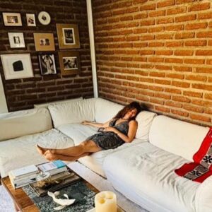 Laura Gómez Instagram - And just like that, this trip has come to an end. Some places are hard to say goodbye to. Chile was just like that. I leave with a full heart! 
•
Es difícil despedirse de algunos lugares. Chile fue mi novio por unos días y me sentí muy querida y bienvenida.

Eso sí, mi viaje no hubiese sido igual sin el toque amoroso de mi amiga @francisca_gavilan que me abrió las puertas de su hogar y con quien he conocido gente tan linda y talentosa que hicieron que mi viaje fuera extra especial. Feliz de haber visto la exposición de fotografías de @suhidalgo en un sitio muy cool llamado @factoria_franklin de haber paseado con @teleteatro, por Vińas del Mar y Valparaíso. Agradecida eternamente con @nicozarate que complació el deseo de mi padre que fuera a una presentación de Cueca y nos llevó al mejor lugar, @pupuya_restaurant, donde su hermano @acordeon.zarate destacó por su talento con el género y quedó demostrado que tengo dos pies izquierdos pa’ esa vaina, luciendo como gringa bailando merengue. Además me tocó ver función de El Mar en la Muralla en @teatroictus y fue exquisito (si están en Santiago vayan a ese lugar), Y tuve el placer de ir con @leo_gonzalez_jelincic a ver a la gran @antoniazegers comiéndose el escenario en el unipersonal “Girls and Boys”. Y finalmente mi mágico viaje a San Pedro de Atacama, organizado por @planificotusviajes, entre muchas otras bellas experiencias. 

¿Qué más puedo decir? que hay espacios que marcan, po… y me tenía que ir porque si no me iba a dar una intoxicación entre piscos y ceviches… esta caribeña se despide con el corazón contento y agradecido, y con muchas ganas de volver ¡Gracias Chile por tanto! 🫶🏽