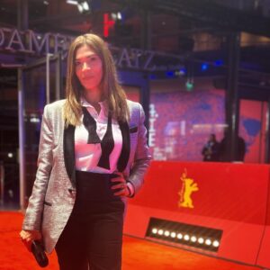 Laura Gómez Instagram - La Cocina by Mexican filmmaker Alonso Ruizpalacios had its World Premiere at @berlinale to rave reviews this weekend… Special thanks to Dominican designer @josejhan whose outfit made me feel very Marlene Dietrich-ish. #lacocina #berlinale2024 
•
•
La Cocina, del cineasta mexicano Alonso Ruizpalacios tuvo su Premiere Mundial en #LaBerlinale. 

Gracias del alma al diseñador dominicano @josejhan que entre desfile para su nueva colección y vestir al maestro @juanluisguerra para su conciertazo en RD, abrió espacio en su agenda con mucho amor para hacerme lucir como toda una Marlene Dietrich. Gracias @raulcohen por el estilismo y la propuesta de maquillaje (que me hizo la maquilladora venezolana @muapana.raart) y a @thecutbypatriciacedano, en Santo Domingo, estupendos mi corte y color ¡y gracias @dgcinerd por el apoyo brindado con mi estadía en Berlín! 🎥♥️🎥