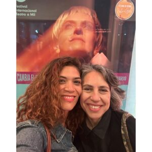 Laura Gómez Instagram - And just like that, this trip has come to an end. Some places are hard to say goodbye to. Chile was just like that. I leave with a full heart! 
•
Es difícil despedirse de algunos lugares. Chile fue mi novio por unos días y me sentí muy querida y bienvenida.

Eso sí, mi viaje no hubiese sido igual sin el toque amoroso de mi amiga @francisca_gavilan que me abrió las puertas de su hogar y con quien he conocido gente tan linda y talentosa que hicieron que mi viaje fuera extra especial. Feliz de haber visto la exposición de fotografías de @suhidalgo en un sitio muy cool llamado @factoria_franklin de haber paseado con @teleteatro, por Vińas del Mar y Valparaíso. Agradecida eternamente con @nicozarate que complació el deseo de mi padre que fuera a una presentación de Cueca y nos llevó al mejor lugar, @pupuya_restaurant, donde su hermano @acordeon.zarate destacó por su talento con el género y quedó demostrado que tengo dos pies izquierdos pa’ esa vaina, luciendo como gringa bailando merengue. Además me tocó ver función de El Mar en la Muralla en @teatroictus y fue exquisito (si están en Santiago vayan a ese lugar), Y tuve el placer de ir con @leo_gonzalez_jelincic a ver a la gran @antoniazegers comiéndose el escenario en el unipersonal “Girls and Boys”. Y finalmente mi mágico viaje a San Pedro de Atacama, organizado por @planificotusviajes, entre muchas otras bellas experiencias. 

¿Qué más puedo decir? que hay espacios que marcan, po… y me tenía que ir porque si no me iba a dar una intoxicación entre piscos y ceviches… esta caribeña se despide con el corazón contento y agradecido, y con muchas ganas de volver ¡Gracias Chile por tanto! 🫶🏽