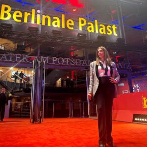 Laura Gómez Instagram - La Cocina by Mexican filmmaker Alonso Ruizpalacios had its World Premiere at @berlinale to rave reviews this weekend… Special thanks to Dominican designer @josejhan whose outfit made me feel very Marlene Dietrich-ish. #lacocina #berlinale2024 
•
•
La Cocina, del cineasta mexicano Alonso Ruizpalacios tuvo su Premiere Mundial en #LaBerlinale. 

Gracias del alma al diseñador dominicano @josejhan que entre desfile para su nueva colección y vestir al maestro @juanluisguerra para su conciertazo en RD, abrió espacio en su agenda con mucho amor para hacerme lucir como toda una Marlene Dietrich. Gracias @raulcohen por el estilismo y la propuesta de maquillaje (que me hizo la maquilladora venezolana @muapana.raart) y a @thecutbypatriciacedano, en Santo Domingo, estupendos mi corte y color ¡y gracias @dgcinerd por el apoyo brindado con mi estadía en Berlín! 🎥♥️🎥
