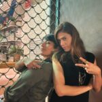 Laura Gómez Instagram – Y así como quién no quiere la cosa @barajaesopodcast llega hoy a su episodio número 100… y lo celebramos en grande con una invitada de lujo: ¡La maravillosa artista chilena @anatijoux! 💯 

A Anita la conocí hace unos años en los Premios Fénix en México -gracias @ricardogiraldom por ser nuestro matchmaker- y nuestro clic fue inmediato (detalles en el episodio). Desde entonces hemos mantenido contacto y mucho cariño. Tal vez porque a pesar de ser una estrella de fama internacional, en su esencia, Ana es una persona que disfruta mucho de los espacios íntimos y las interacciones reales y eso lo expresa de manera honesta en nuestra conversación. 

Yo, por mi parte, estoy feliz y muy agradecida de tener a esta hermosa mujer y poderosa artista como invitada en mi podcastito caribeño, en una temporada en la que he estado teniendo conversaciones sobre maneras alternativas de armar familia y vivir la vida… y qué mejor representante para hablar del tema que la gran @anatijoux 🫶🏽 

Les invito a seguir nuestra cuenta @barajaesopodcast en IG y escuchar el episodio completo, disponible en @spotify @applepodcasts y demás plataformas. ¡Y de paso, rieguen la voz!!! dependemos mucho del boca a boca 👄 #barajaesopodcast #episodio100 #anatijoux #lauragómez