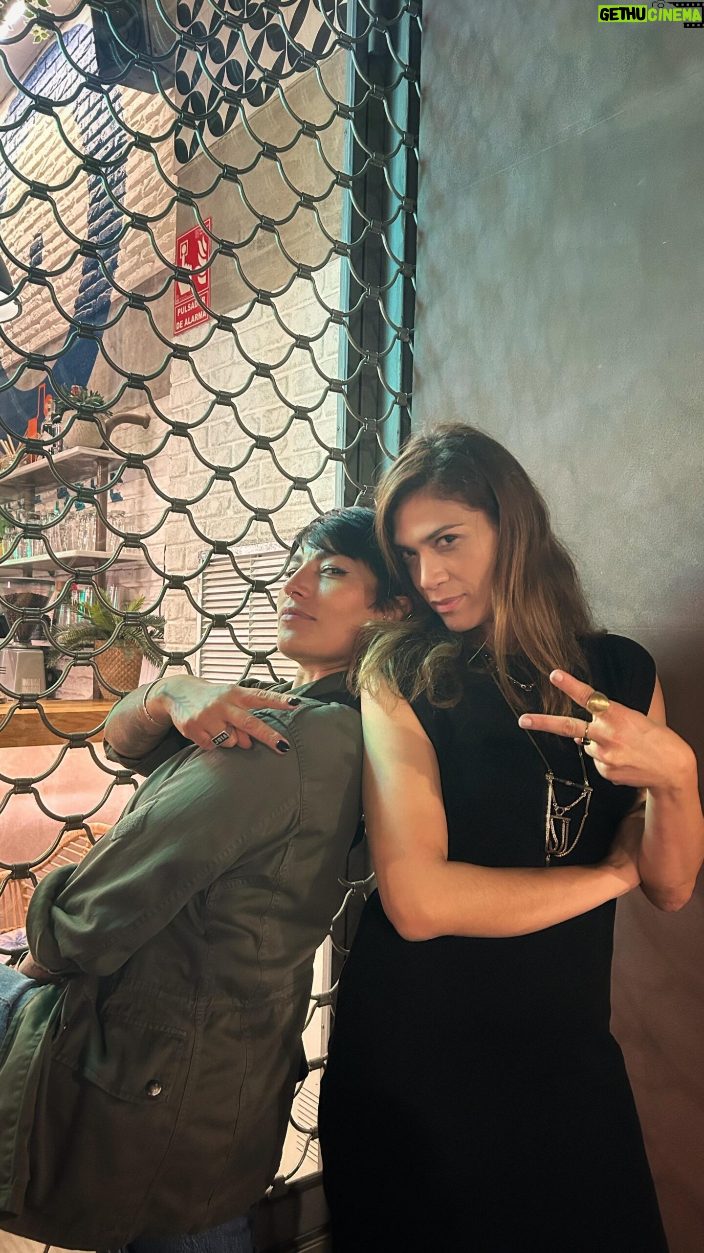 Laura Gómez Instagram - Y así como quién no quiere la cosa @barajaesopodcast llega hoy a su episodio número 100… y lo celebramos en grande con una invitada de lujo: ¡La maravillosa artista chilena @anatijoux! 💯 A Anita la conocí hace unos años en los Premios Fénix en México -gracias @ricardogiraldom por ser nuestro matchmaker- y nuestro clic fue inmediato (detalles en el episodio). Desde entonces hemos mantenido contacto y mucho cariño. Tal vez porque a pesar de ser una estrella de fama internacional, en su esencia, Ana es una persona que disfruta mucho de los espacios íntimos y las interacciones reales y eso lo expresa de manera honesta en nuestra conversación. Yo, por mi parte, estoy feliz y muy agradecida de tener a esta hermosa mujer y poderosa artista como invitada en mi podcastito caribeño, en una temporada en la que he estado teniendo conversaciones sobre maneras alternativas de armar familia y vivir la vida… y qué mejor representante para hablar del tema que la gran @anatijoux 🫶🏽 Les invito a seguir nuestra cuenta @barajaesopodcast en IG y escuchar el episodio completo, disponible en @spotify @applepodcasts y demás plataformas. ¡Y de paso, rieguen la voz!!! dependemos mucho del boca a boca 👄 #barajaesopodcast #episodio100 #anatijoux #lauragómez