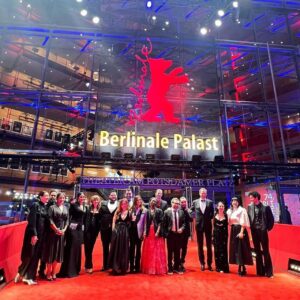 Laura Gómez Instagram - La Cocina by Mexican filmmaker Alonso Ruizpalacios had its World Premiere at @berlinale to rave reviews this weekend… Special thanks to Dominican designer @josejhan whose outfit made me feel very Marlene Dietrich-ish. #lacocina #berlinale2024 
•
•
La Cocina, del cineasta mexicano Alonso Ruizpalacios tuvo su Premiere Mundial en #LaBerlinale. 

Gracias del alma al diseñador dominicano @josejhan que entre desfile para su nueva colección y vestir al maestro @juanluisguerra para su conciertazo en RD, abrió espacio en su agenda con mucho amor para hacerme lucir como toda una Marlene Dietrich. Gracias @raulcohen por el estilismo y la propuesta de maquillaje (que me hizo la maquilladora venezolana @muapana.raart) y a @thecutbypatriciacedano, en Santo Domingo, estupendos mi corte y color ¡y gracias @dgcinerd por el apoyo brindado con mi estadía en Berlín! 🎥♥️🎥