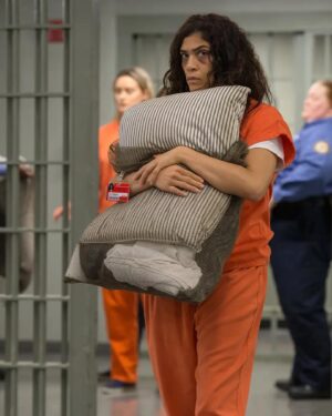 Laura Gómez Instagram - It never ceases to amaze me how much this show keeps finding and impacting people. Found a few messages earlier today of new fans telling me they just finished it and loved it. Blanca's storyline always hits hard but it also leaves space for hope. 

So, whether you're just discovering Orange or you're an oldie, I just wanna say Thank You for the love & support, always... and if you haven't seen it yet,  consider this your #recooftheday 🍊 #orangeforever 
•
•
No deja de sorprenderme el impacto que #OITNB sigue teniendo en nuevas audiencias que apenas la descubren, con nuevos fans escribiendo para decirme que están empezando a ver o recién terminando la serie. La historia de Blanca Flores toca profundo y a la vez da esperanza. Ya sea que recién la encontraron o son veteranos, les estoy siempre agradecida por sus mensajes y el constante cariño y apoyo. Y si no la han visto aún, consideren esta como su recomendación del día 🍊