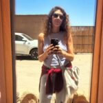 Laura Gómez Instagram - Chile has been quite the journey. San Pedro de Atacama was pure magic. (I highly recommend @planificotusviajes for this trip!) • Chile ha sido un viaje fascinante, divertido y transformador. San Pedro de Atacama, increíblemente mágico. Conocí gente muy linda por acá. Agradeciendo enormemente a @pablocapuz que me conectó con @planificotusviajes para organizar mi estadía y todas mis actividades por estos predios. Paulina, que lleva esta agencia es lo más. ¡Gracias Pau! 🌹 Algunas cosas lindas que disfruté por acá: -Mi estadía en @ckoiatacamalodge, alimentar a las llamas y mi cabalgata por el desierto con sus caballos. - La comidita casera de @deliciasdecarmen - La bella energía de Ángel y su hija Armonía @sobarzorojas que cantan una exquisita música en vivo en @karavan.resto (donde un uruguayo llamado Rodrigo me preparó el mejor Pisco Sour de mi vida) - El tour Astronómico -que me incluyó Paulina- en el que @luzdeastros.sp toma una fotografía excepcional con el firmamento. -Un relajado cafecito en @cafeandino.sp -La orfebrería de San Pedro en general… Querido San Pedro… me voy, pero vuelvo… 🫶🏽