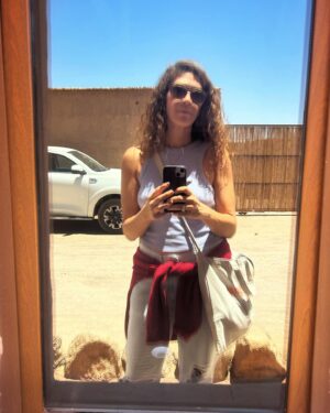 Laura Gómez Instagram - Chile has been quite the journey. San Pedro de Atacama was pure magic. (I highly recommend @planificotusviajes for this trip!) 
• 
Chile ha sido un viaje fascinante, divertido y transformador. San Pedro de Atacama, increíblemente mágico. Conocí gente muy linda por acá. Agradeciendo enormemente a @pablocapuz que me conectó con @planificotusviajes para organizar mi estadía y todas mis actividades por estos predios. Paulina, que lleva esta agencia es lo más. ¡Gracias Pau! 🌹 

Algunas cosas lindas que disfruté por acá: 
-Mi estadía en @ckoiatacamalodge, alimentar a las llamas y mi cabalgata por el desierto con sus caballos. - La comidita casera de @deliciasdecarmen 
- La bella energía de Ángel y su hija Armonía @sobarzorojas que cantan una exquisita música en vivo en @karavan.resto (donde un uruguayo llamado Rodrigo me preparó el mejor Pisco Sour de mi vida) 
- El tour Astronómico -que me incluyó Paulina- en el que @luzdeastros.sp toma una fotografía excepcional con el firmamento. 
-Un relajado cafecito en @cafeandino.sp 
-La orfebrería de San Pedro en general…

Querido San Pedro… me voy, pero vuelvo… 🫶🏽