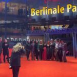Laura Gómez Instagram – #LaCocina is a beautiful ensemble piece, brilliantly crafted by our visionary director #AlonsoRuizpalacios, who conducted his actors & entire creative team as instruments to make music. Loved being part of this stunning film which had its World Premiere last Friday at @Berlinale and was also the beginning of such beautiful friendships!
•
•
La Cocina es un hermoso film, visualmente cautivador del talentoso Alonso Ruizpalacios, protagonizado por una estupenda Rooney Mara y comandado al timón por un @rulobrionesc tan profundo e intenso en pantalla como cuando colocó el texto #PalestinaLibre en su retrato oficial del festival, y una formidable actriz revelación @_annadiaz. El resto de este elenco diverso y vibrante, nos lanzamos durante dos meses a construir un trabajo en equipo, que aún con ciertos desafíos, sabíamos sería muy especial, y ahí creamos magia, entre clases de cocina, ensayos, coreografías en set con su gran cinematógrafo @juanpabloramirez y demás equipo creativo, y un rodaje en el que Alonso nos guió como instrumentos para hacer música, culminando con lo que sería el inicio de una linda amistad entre toda la tropa y un film en Competición Oficial en #Berlinale, uno de los más prestigiosos festivales del mundo. ¡Salud 🥂 y que viva el cine 🎥 con ♥️!