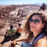 Laura Gómez Instagram - Chile has been quite the journey. San Pedro de Atacama was pure magic. (I highly recommend @planificotusviajes for this trip!) • Chile ha sido un viaje fascinante, divertido y transformador. San Pedro de Atacama, increíblemente mágico. Conocí gente muy linda por acá. Agradeciendo enormemente a @pablocapuz que me conectó con @planificotusviajes para organizar mi estadía y todas mis actividades por estos predios. Paulina, que lleva esta agencia es lo más. ¡Gracias Pau! 🌹 Algunas cosas lindas que disfruté por acá: -Mi estadía en @ckoiatacamalodge, alimentar a las llamas y mi cabalgata por el desierto con sus caballos. - La comidita casera de @deliciasdecarmen - La bella energía de Ángel y su hija Armonía @sobarzorojas que cantan una exquisita música en vivo en @karavan.resto (donde un uruguayo llamado Rodrigo me preparó el mejor Pisco Sour de mi vida) - El tour Astronómico -que me incluyó Paulina- en el que @luzdeastros.sp toma una fotografía excepcional con el firmamento. -Un relajado cafecito en @cafeandino.sp -La orfebrería de San Pedro en general… Querido San Pedro… me voy, pero vuelvo… 🫶🏽