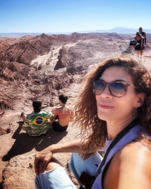 Laura Gómez Instagram - Chile has been quite the journey. San Pedro de Atacama was pure magic. (I highly recommend @planificotusviajes for this trip!) 
• 
Chile ha sido un viaje fascinante, divertido y transformador. San Pedro de Atacama, increíblemente mágico. Conocí gente muy linda por acá. Agradeciendo enormemente a @pablocapuz que me conectó con @planificotusviajes para organizar mi estadía y todas mis actividades por estos predios. Paulina, que lleva esta agencia es lo más. ¡Gracias Pau! 🌹 

Algunas cosas lindas que disfruté por acá: 
-Mi estadía en @ckoiatacamalodge, alimentar a las llamas y mi cabalgata por el desierto con sus caballos. - La comidita casera de @deliciasdecarmen 
- La bella energía de Ángel y su hija Armonía @sobarzorojas que cantan una exquisita música en vivo en @karavan.resto (donde un uruguayo llamado Rodrigo me preparó el mejor Pisco Sour de mi vida) 
- El tour Astronómico -que me incluyó Paulina- en el que @luzdeastros.sp toma una fotografía excepcional con el firmamento. 
-Un relajado cafecito en @cafeandino.sp 
-La orfebrería de San Pedro en general…

Querido San Pedro… me voy, pero vuelvo… 🫶🏽
