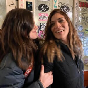 Laura Gómez Instagram - Lovely encounter with my dear @hannavanvliet, lead actress of the Dutch queer series @anneplus 🌈. Little known fact: I Guest Starred in Season 2 as a world renowned Dominican architect name Cecilia AND -I'm not in it- but there is a Netflix Original movie version of Anne Plus... love this whole team. check it out! 💜
•
Encuentro en Berlín con mi querida @hannavanvliet, protagonista de la serie @anneplus. Dato curioso: conocí a las creadoras de la serie en el festival de @Tribeca y me ofrecieron un rol de Invitada Especial en la temporada 2. Ahí aparezco en varios episodios de una serie queer holandesa de culto como una reconocida arquitecta dominicana llamada Cecilia 🫶🏽 y -no aparece mi personaje- pero existe una película original de Netflix de la serie. Échenle el 👁️