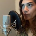 Laura Gómez Instagram – #Flashback to last year around this time when I was in the midst of recording the Spanish version of the podcast #corinnaandtheking, which did so well in Spain, in spite of mine being a different accent than the one that people are used to over there (kudos to @lacocteleramusic @prxofficial & @project_brazen for proving how well diversity is being received nowadays.) Who made the rules about what sells and what doesn’t, anyhow?! Voice Over work, by the way, has always been something I absolutely love doing, and mind you, an important source of income for many of us actors (another side of this important strike going on with @sagaftra in the US attempting to protect our work in the face of AI impersonation.) Happy Friday everyone! 
•
Un año pasó ya de esa maravillosa etapa en Madrid en que me encontraba grabando la versión en español del podcast #corinnayelrey, que durante semanas se convertiría en Número uno en España, a pesar de que mi acento no sea la norma por allá (mi agradecimiento a @lacocteleramusic @prxofficial y @project_brazen por darme esta oportunidad y demostrar lo bien recibida que está siendo la diversidad hoy en día). El trabajo de locución es algo que disfruto enormemente y es además una importante fuente de ingresos para muchos actores en la industria (otra de las caras de esta importante huelga del gremio de actores #sagaftra en Estados Unidos, que busca también proteger nuestro trabajo de la imitación y posible usurpación de nuestras voces e imagen por la inteligencia artificial). Si no conocen aún este fascinante podcast que es “Corinna y El Rey”, les súper recomiendo que vayan a escuchar en su estación de podcast favorita… Advertencia: sumamente adictivo 🫶🏽