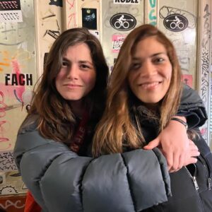 Laura Gómez Instagram - Lovely encounter with my dear @hannavanvliet, lead actress of the Dutch queer series @anneplus 🌈. Little known fact: I Guest Starred in Season 2 as a world renowned Dominican architect name Cecilia AND -I'm not in it- but there is a Netflix Original movie version of Anne Plus... love this whole team. check it out! 💜
•
Encuentro en Berlín con mi querida @hannavanvliet, protagonista de la serie @anneplus. Dato curioso: conocí a las creadoras de la serie en el festival de @Tribeca y me ofrecieron un rol de Invitada Especial en la temporada 2. Ahí aparezco en varios episodios de una serie queer holandesa de culto como una reconocida arquitecta dominicana llamada Cecilia 🫶🏽 y -no aparece mi personaje- pero existe una película original de Netflix de la serie. Échenle el 👁️