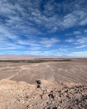 Laura Gómez Instagram - Chile has been quite the journey. San Pedro de Atacama was pure magic. (I highly recommend @planificotusviajes for this trip!) 
• 
Chile ha sido un viaje fascinante, divertido y transformador. San Pedro de Atacama, increíblemente mágico. Conocí gente muy linda por acá. Agradeciendo enormemente a @pablocapuz que me conectó con @planificotusviajes para organizar mi estadía y todas mis actividades por estos predios. Paulina, que lleva esta agencia es lo más. ¡Gracias Pau! 🌹 

Algunas cosas lindas que disfruté por acá: 
-Mi estadía en @ckoiatacamalodge, alimentar a las llamas y mi cabalgata por el desierto con sus caballos. - La comidita casera de @deliciasdecarmen 
- La bella energía de Ángel y su hija Armonía @sobarzorojas que cantan una exquisita música en vivo en @karavan.resto (donde un uruguayo llamado Rodrigo me preparó el mejor Pisco Sour de mi vida) 
- El tour Astronómico -que me incluyó Paulina- en el que @luzdeastros.sp toma una fotografía excepcional con el firmamento. 
-Un relajado cafecito en @cafeandino.sp 
-La orfebrería de San Pedro en general…

Querido San Pedro… me voy, pero vuelvo… 🫶🏽