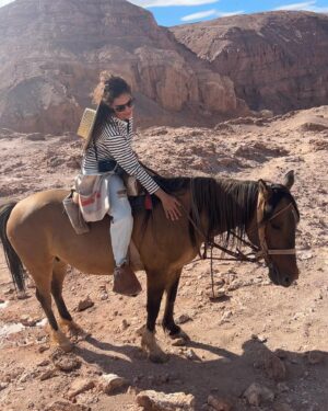 Laura Gómez Instagram - Chile has been quite the journey. San Pedro de Atacama was pure magic. (I highly recommend @planificotusviajes for this trip!) 
• 
Chile ha sido un viaje fascinante, divertido y transformador. San Pedro de Atacama, increíblemente mágico. Conocí gente muy linda por acá. Agradeciendo enormemente a @pablocapuz que me conectó con @planificotusviajes para organizar mi estadía y todas mis actividades por estos predios. Paulina, que lleva esta agencia es lo más. ¡Gracias Pau! 🌹 

Algunas cosas lindas que disfruté por acá: 
-Mi estadía en @ckoiatacamalodge, alimentar a las llamas y mi cabalgata por el desierto con sus caballos. - La comidita casera de @deliciasdecarmen 
- La bella energía de Ángel y su hija Armonía @sobarzorojas que cantan una exquisita música en vivo en @karavan.resto (donde un uruguayo llamado Rodrigo me preparó el mejor Pisco Sour de mi vida) 
- El tour Astronómico -que me incluyó Paulina- en el que @luzdeastros.sp toma una fotografía excepcional con el firmamento. 
-Un relajado cafecito en @cafeandino.sp 
-La orfebrería de San Pedro en general…

Querido San Pedro… me voy, pero vuelvo… 🫶🏽