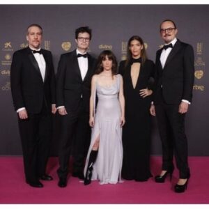 Laura Gómez Instagram - Never in my wildest dreams did I imagine I’d be attending the Goya Awards with a nominated film I co-star in, but life’s beautifully unpredictable, and there we were! #uponentry #goyaawards 💫
•
Jamás imaginé que estaría asistiendo a los Premios Goya como co-protagonista de una película nominada, pero la vida es así de loca e impredecible… ¡qué delicia! 

Enamorada de mi hermoso vestido, de la reconocida diseñadora dominicana @oriettdomenech (y gracias a mi estilista feliz @omontesdeoca que orquestó esto desde la distancia) y de mi color y corte de pelo en RD por @thecutbypatriciacedano ✂️ 

Y como no desperté viéndome así, acá el equipo que me convirtió en una fabulosa Cenicienta caribeña en la alfombra roja en Valladolid anoche:

👗@oriettdomenech 
👠 @martinellishoes 
💎 @isabelguarch 
👛 @vincecamuto 
💄Peinado/maquillaje @marafervi (@llonguerasoficial) 
💇🏽‍♀️Color y corte @thecutbypatriciacedano