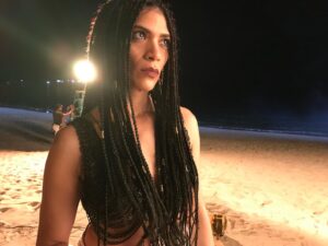 Laura Gómez Instagram - And ‘cause when it rains, it pours… SAFARI is a Dominican indie film shot in the beach town of Las Terrenas a while back that Tomorrow is finally seeing the light of day in the Dominican Global Film Festival in Santo Domingo. Preparing for this character was very insightful and a lot of fun! See you at the movies! #indiecinema #safari #kulekys #dominicancinema
•
•
Y añadiendo a una semana de buenas noticias profesionales… SAFARI ☀️es una película dominicana que rodamos hace un tiempo en Las Terrenas y que finalmente tiene su estreno mañana en el marco del Festival de Cine Global de Santo Domingo. 

Me divertí -y aprendí- mucho creando este personaje. Si están en la 🏝️ pasen por el festival a verla. Dirigida por Juan Bisonó (@noesfeliz) y producida por mi pana @itspablolozano #safari @tamoencinerd 🇩🇴 (imágenes en set de nuestro DP @cchelin) 🎥