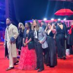 Laura Gómez Instagram – #LaCocina is a beautiful ensemble piece, brilliantly crafted by our visionary director #AlonsoRuizpalacios, who conducted his actors & entire creative team as instruments to make music. Loved being part of this stunning film which had its World Premiere last Friday at @Berlinale and was also the beginning of such beautiful friendships!
•
•
La Cocina es un hermoso film, visualmente cautivador del talentoso Alonso Ruizpalacios, protagonizado por una estupenda Rooney Mara y comandado al timón por un @rulobrionesc tan profundo e intenso en pantalla como cuando colocó el texto #PalestinaLibre en su retrato oficial del festival, y una formidable actriz revelación @_annadiaz. El resto de este elenco diverso y vibrante, nos lanzamos durante dos meses a construir un trabajo en equipo, que aún con ciertos desafíos, sabíamos sería muy especial, y ahí creamos magia, entre clases de cocina, ensayos, coreografías en set con su gran cinematógrafo @juanpabloramirez y demás equipo creativo, y un rodaje en el que Alonso nos guió como instrumentos para hacer música, culminando con lo que sería el inicio de una linda amistad entre toda la tropa y un film en Competición Oficial en #Berlinale, uno de los más prestigiosos festivales del mundo. ¡Salud 🥂 y que viva el cine 🎥 con ♥️!