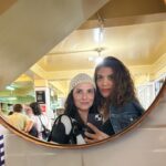 Laura Gómez Instagram - I had a feeling Santiago and I would get along, although everyone kept telling me to keep expectations low. Au contraire. It’s been just 3 and a half days and Santi and I been having quite the whirlwind romance… Chile, we meet at last… (photo dump pt 1) • Tenía la sensación de que Santiago y yo nos llevaríamos bien a pesar de las tantos avisos de que mejor no tener expectativas muy altas. Es cierto que a veces es preferible no poner demasiada presión a las experiencias para no decepcionarse, pero yo presentía que iba a ser un viaje especial. Para mi sorpresa, Santi ha superado mis expectativas y, en buen chileno, ha habido Harta química entre nosotros. Tal vez sea que mi sangre caribeña responde al calor del verano, y en invierno la cosa sería diferente, da igual, en solo 3 días y medio andamos caminado de la mano. Y si eso es un pronóstico de lo que se viene este año, estoy más que feliz de abrazarlo…¡Chile, lindo, nostálgico y profundo, hasta que por fin nos conocemos! 🇨🇱 (fotos pt 1)