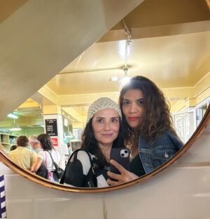 Laura Gómez Instagram - I had a feeling Santiago and I would get along, although everyone kept telling me to keep expectations low. Au contraire. It’s been just 3 and a half days and Santi and I been having quite the whirlwind romance… Chile, we meet at last… (photo dump pt 1) 
•
Tenía la sensación de que Santiago y yo nos llevaríamos bien a pesar de las tantos avisos de que mejor no tener expectativas muy altas. Es cierto que a veces es preferible no poner demasiada presión a las experiencias para no decepcionarse, pero yo presentía que iba a ser un viaje especial. Para mi sorpresa, Santi ha superado mis expectativas y, en buen chileno, ha habido Harta química entre nosotros. Tal vez sea que mi sangre caribeña responde al calor del verano, y en invierno la cosa sería diferente, da igual, en solo 3 días y medio andamos caminado de la mano. Y si eso es un pronóstico de lo que se viene este año, estoy más que feliz de abrazarlo…¡Chile, lindo, nostálgico y profundo, hasta que por fin nos conocemos! 🇨🇱 (fotos pt 1)